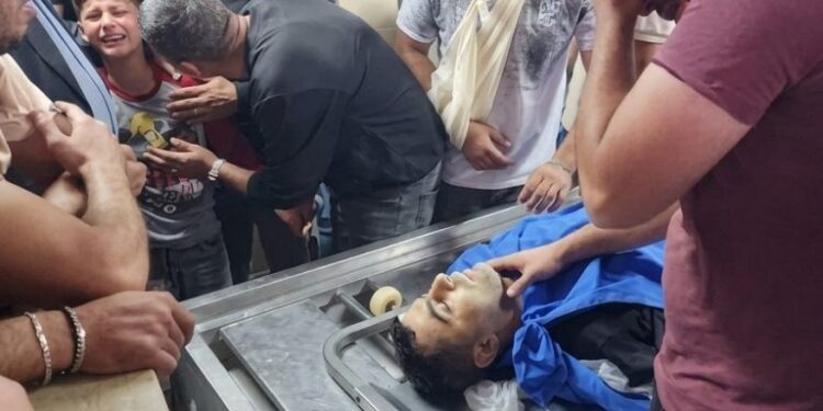 مغربی کنارے میں اسرائیلی فوج اور آبادکاروں کا کسانوں پر حملہ، ایک فلسطینی شہید، 16 زخمی